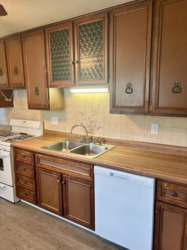 Foto del edificio - Check Out This 4-Bed/1-Bath House in Bluff...