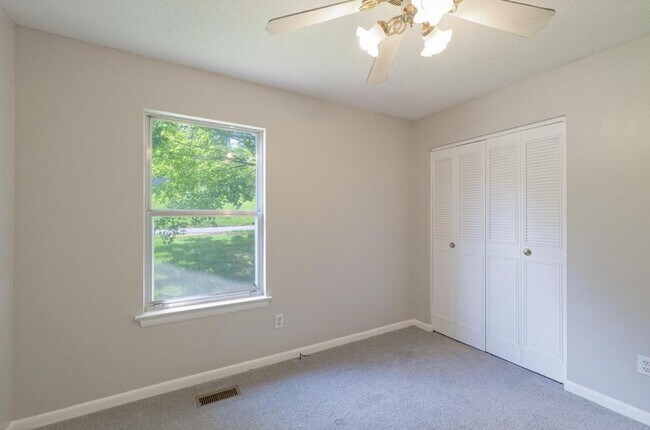 Foto del edificio - 220 Rolling Ridge Dr