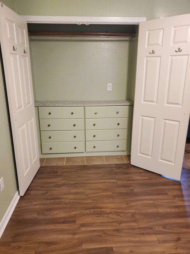 Building Photo - 380 Oriole Dr