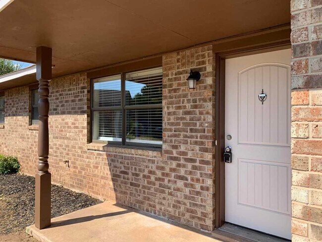 Foto del edificio - 102 Mohawk Ave