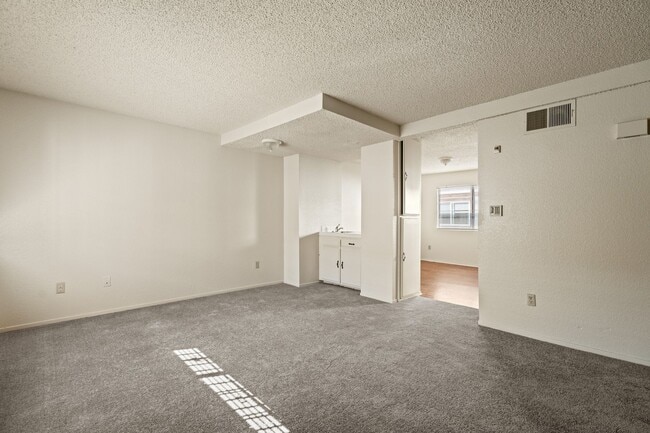 Foto del edificio - Charming 3-Bedroom Townhome with Garage, W...