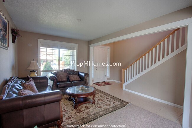 Building Photo - Beautiful Five Bedroom Craftsman Style Home in Molalla!