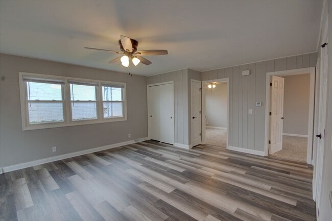 Building Photo - Remodeled 2 bed home