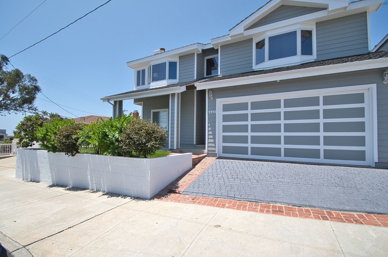 Primary Photo - 4 Bed 2.5 Bath Home in Hermosa Beach For L...