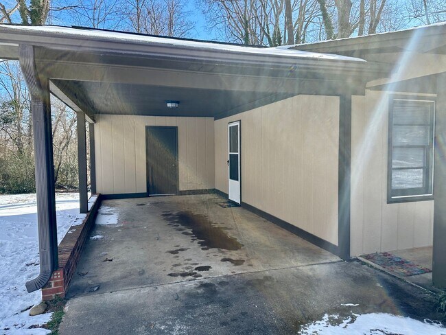 Foto del edificio - 3 Bedroom 1.5 Bathroom Home - Newly Updated - Available Now