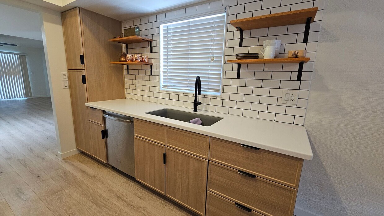 Foto principal - This is a must-see chic and updated townho...