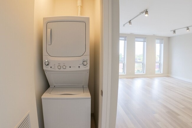 Building Photo - 1554 N Talman Ave