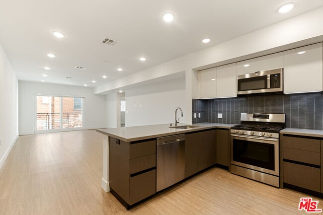 Building Photo - 837 S Harvard Blvd