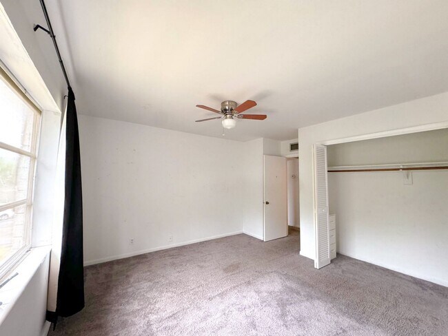 Building Photo - 12 NE 19th Ct