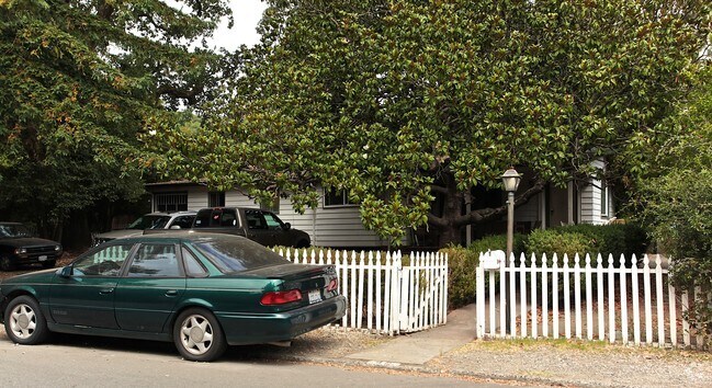 Building Photo - 42 Azalea Dr