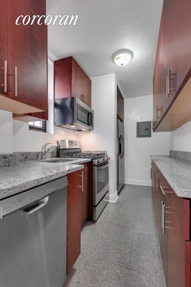 Foto del edificio - 30 E 68th St