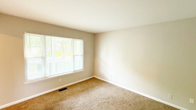 Foto del edificio - WARREN TWP - 4 BEDROOM TWO STORY WITH 2.5 BATHS AVAILABLE NOW!