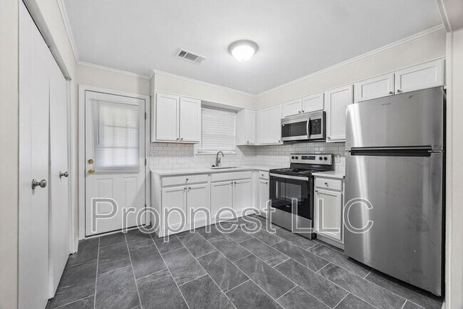 Building Photo - 2032 N Gregg Ave