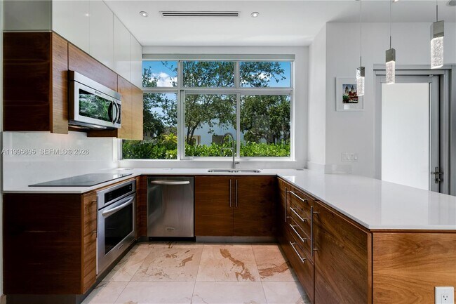 Foto del edificio - 548 Fernwood Rd