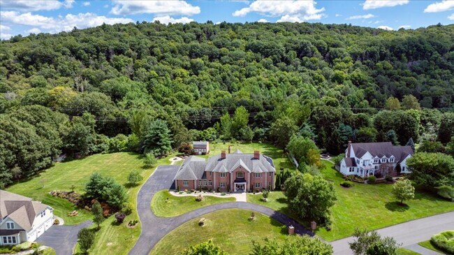 Foto del edificio - 24 Hunting Ridge Dr