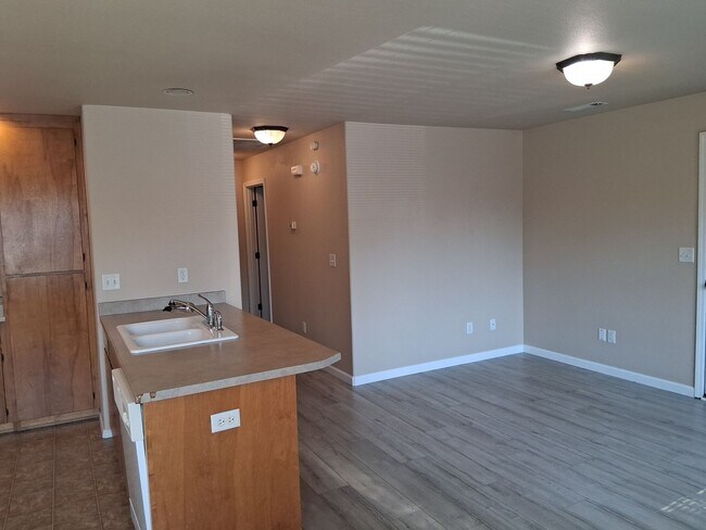 Foto del edificio - Clean and Updated 2 Bed, 2 Bath Upstairs Apartment in East Medford