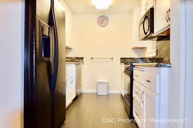 Foto del edificio - 1105 Golden Oaks Ln