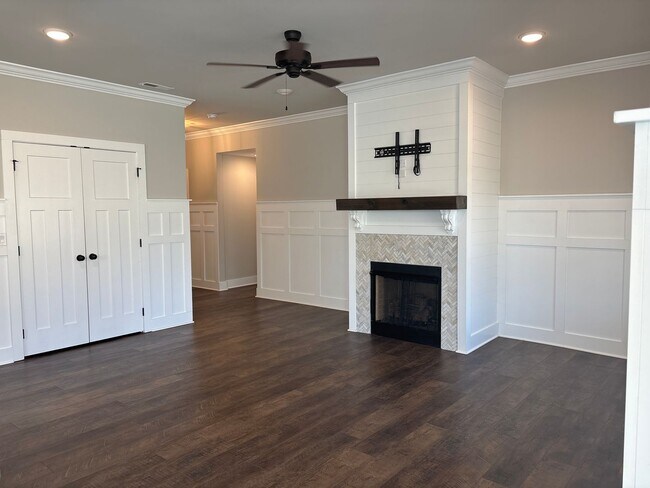 Foto del edificio - Beautiful New Build 4 Bed, 2.5 Bath, Bonys...