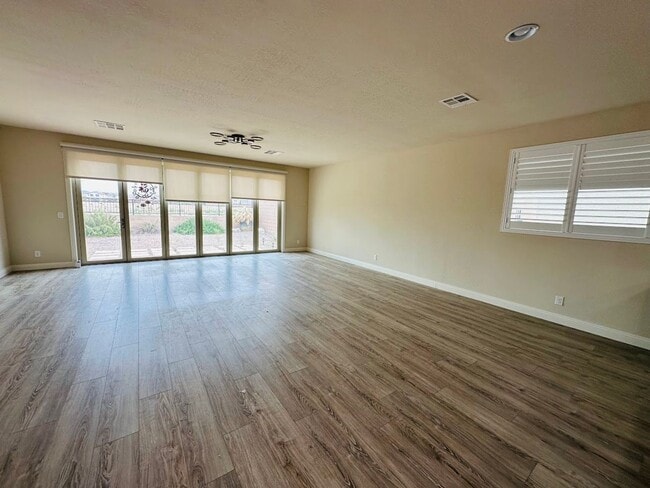 Building Photo - Immaculate Rhodes Ranch Golf Course Commun...