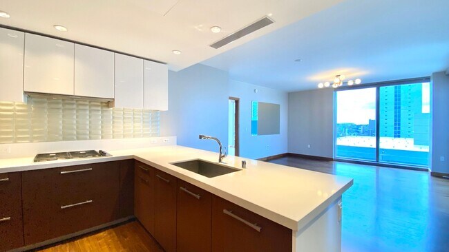 Foto del edificio - Lowest Priced 2-Bed Unit in ONE Ala Moana!!! PENTHOUSE 2 BED/2BATH with Ocean & Mountain Views!