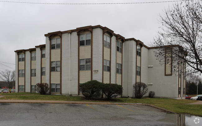 Building Photo - Cloverleaf Apartments