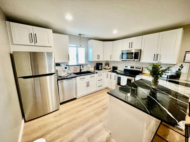 Building Photo - Adorable Fully Remodeled Two Bedroom in Do...