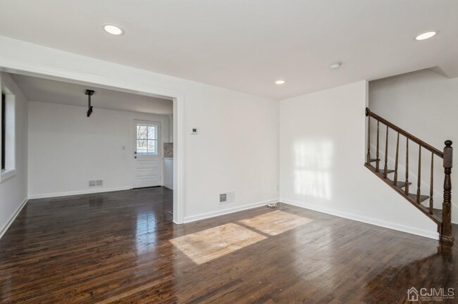 Building Photo - 133 Newman St