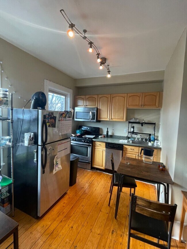 Building Photo - $1850 Studio Apartment in Oak Sq Brighton - Available for January or Febuary Move in