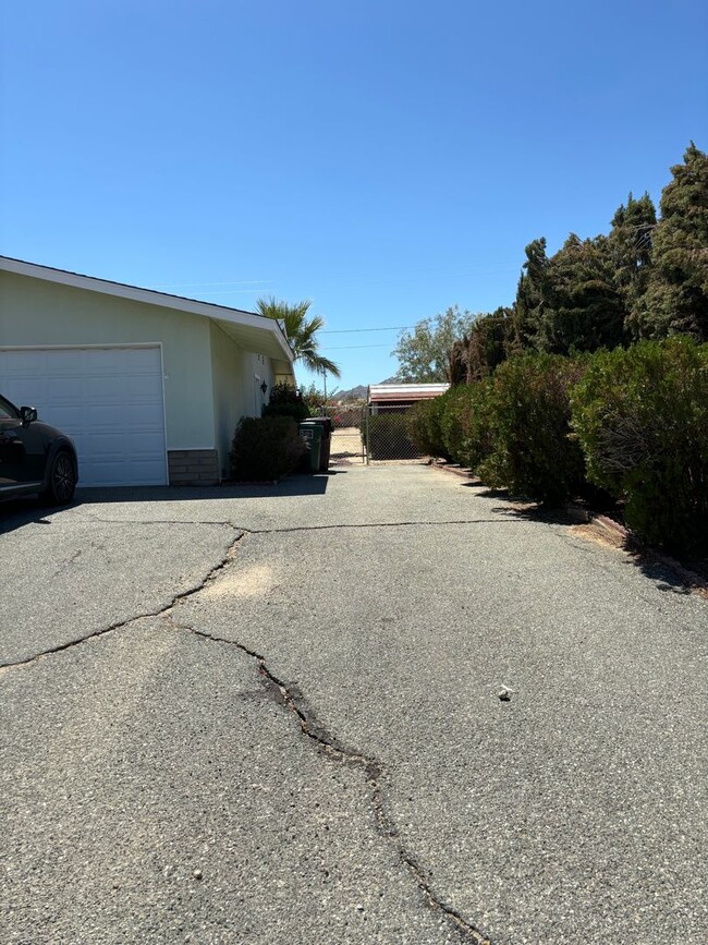 Building Photo - 3 Bedroom 2 Bath Home