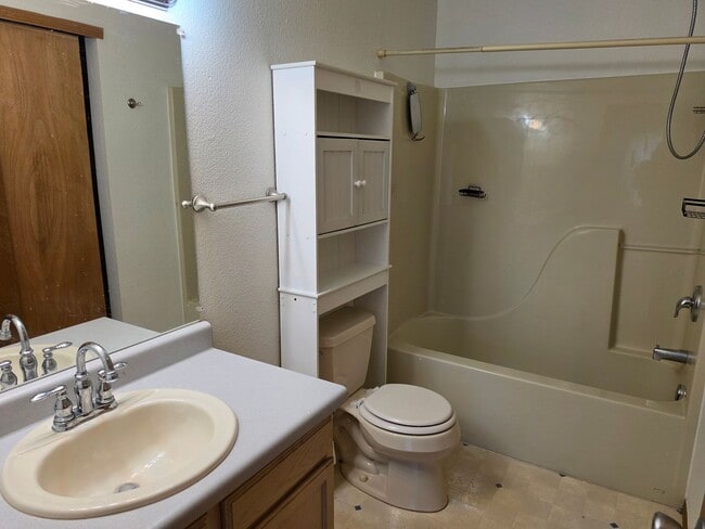 Building Photo - ALL PROSPECTIVE TENANTS MUST SUBMIT A $58 NON-REFUNDABLE APPLICATION FEE PER APPLICANT ONLINE AND...