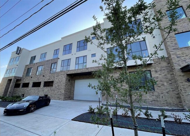 Building Photo - 2727 Houston Ave