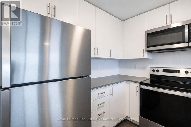 Building Photo - 3401 Ridgeway Dr