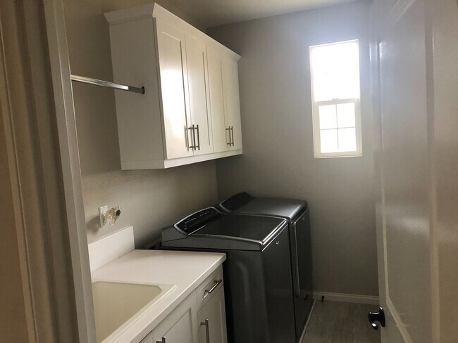 Foto del edificio - Beautiful 4BR/3BA Del Sur Townhome
