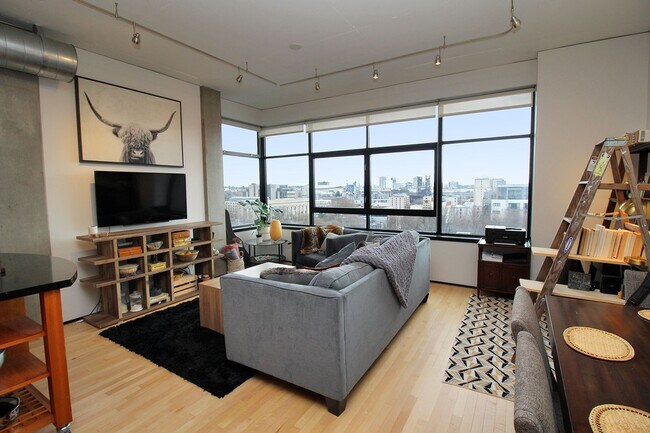 Building Photo - Fully Furnished Short-Term 1 Bedroom Lux C...