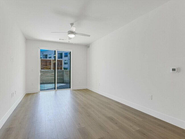 Foto del edificio - 1701 Simond Ave