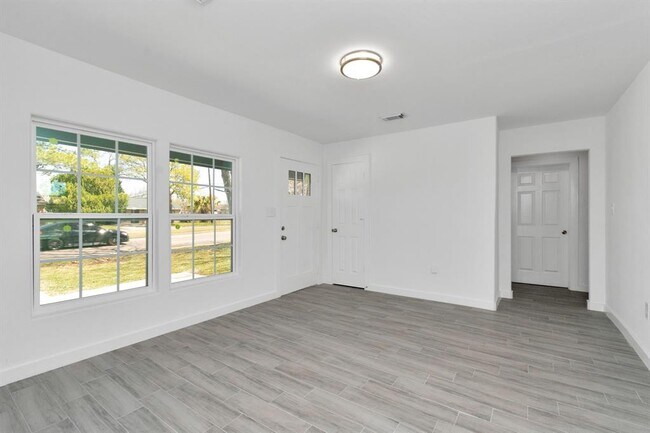 Foto del edificio - 3202 Airport Blvd
