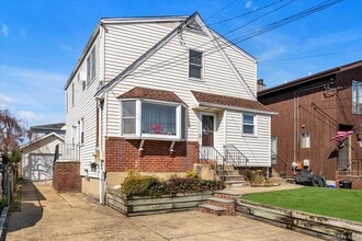 Building Photo - 9 Graywood Rd