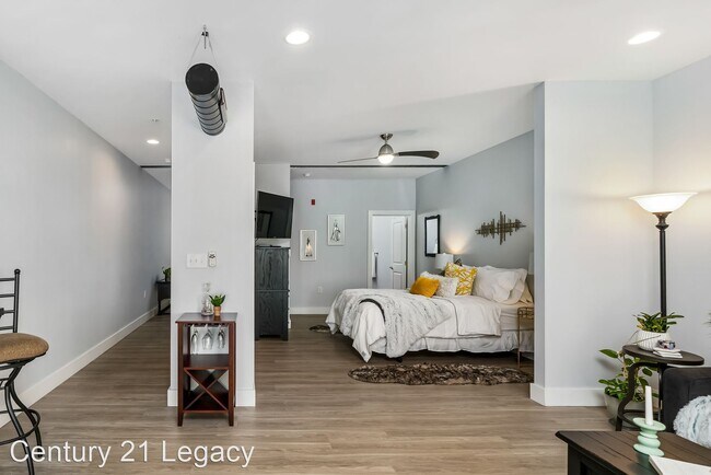 Building Photo - 1 br, 1 bath House - 202 E Main St #204