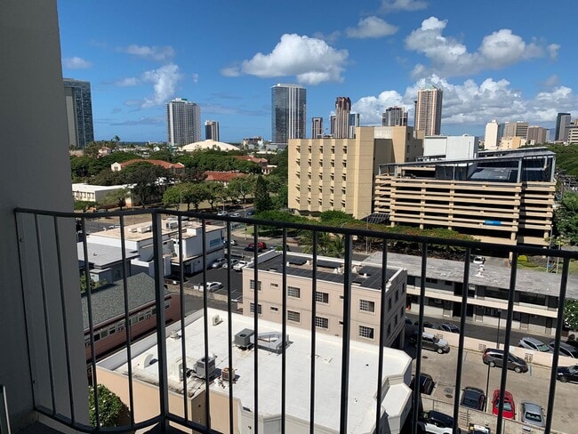 Building Photo - 2 Bedroom/1 Bath, 1 Parking Stall Unit in the Heart of Honolulu, Pet Friendly