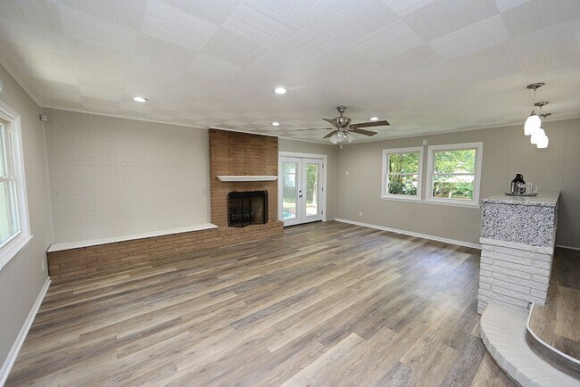 Foto del edificio - Updated Brick Ranch Home in Vibrant Downtown Location