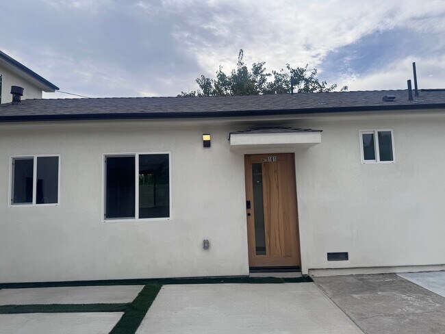 Puerta principal - 2320 N Naomi St