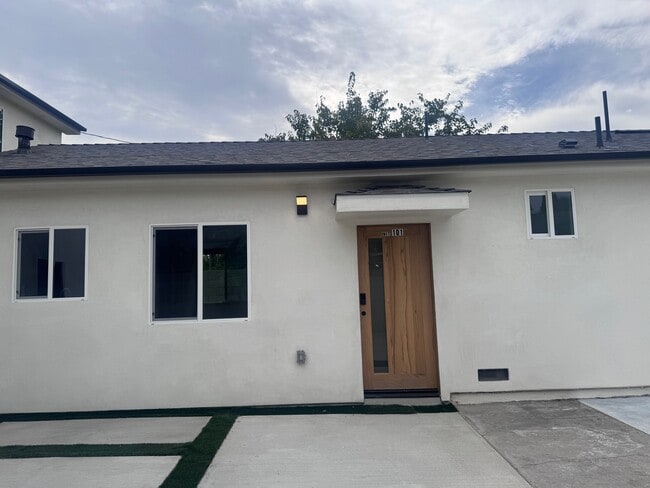 Front door - 2320 N Naomi St