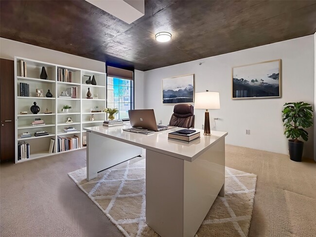 Building Photo - 1005 S Shepherd Dr