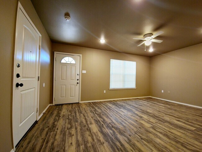 Foto del edificio - $250 MOVE-IN SPECIAL: Cozy Three Bedroom H...
