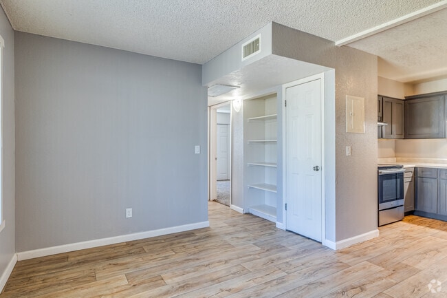 2BR, 2BA - 675SF - Regency Square