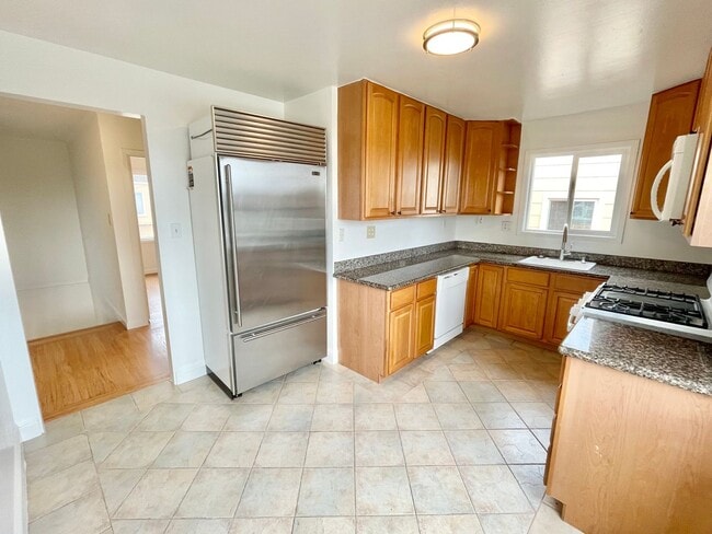 Building Photo - 3BD/2BA 2-Level Classic Miraloma Home! Gar...