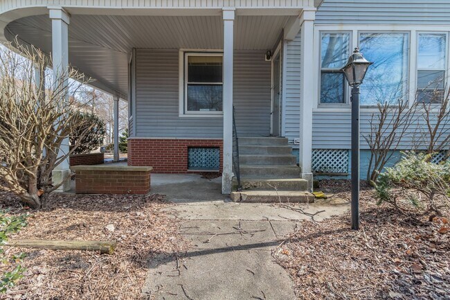 Building Photo - 5 bedroom, 2 bath home, close to U of I, MTD lines, local shopping & dining!! - Available August ...