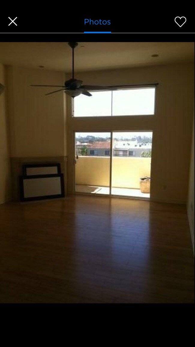 Living room with high ceilings - 3990 Centre St