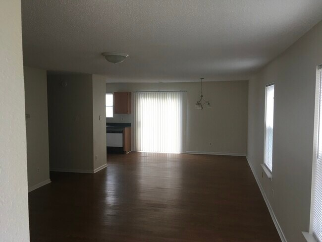 Foto del edificio - 10879 Walnut Grove Bend