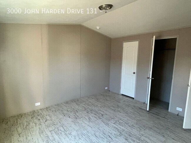 Foto del edificio - 3000 John Harden Dr